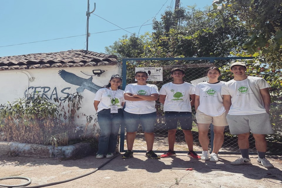 jovens voluntários/as à entrada do CEras